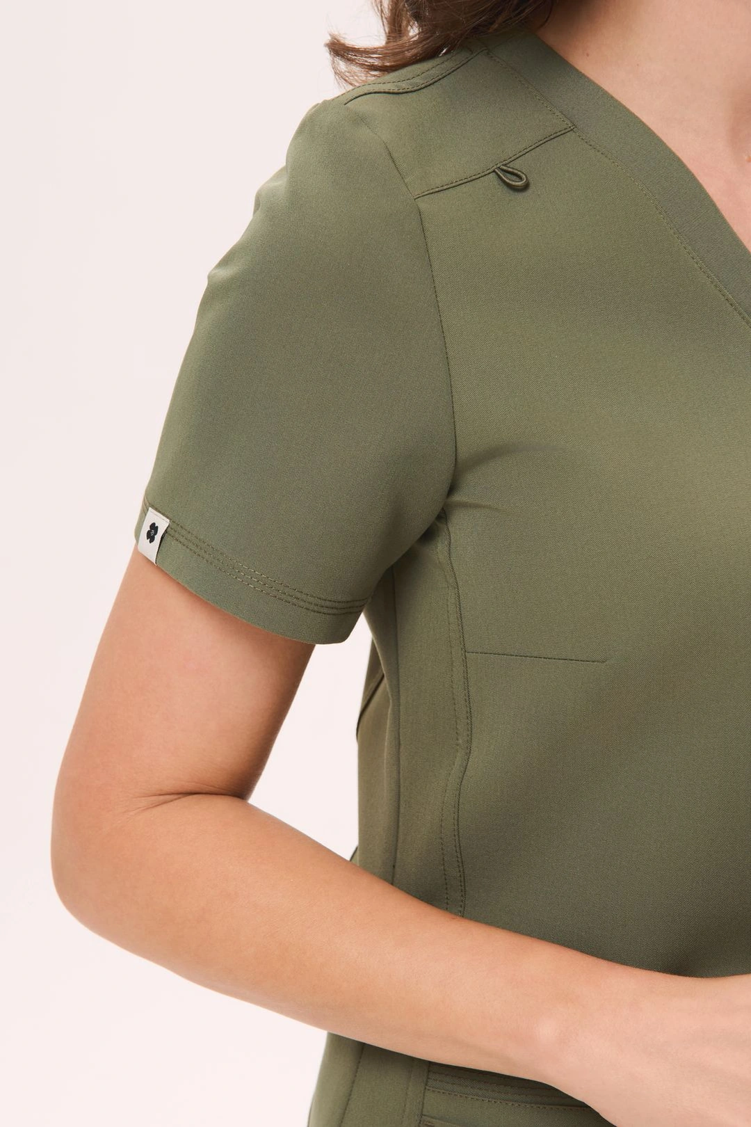 Bluza medyczna damska CASUAL scrubs, Oliwka, detal 1